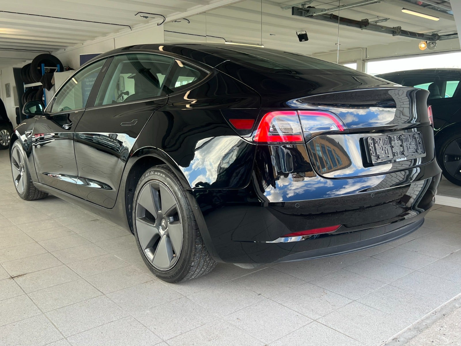 Sort Tesla Model 3 fra 2021