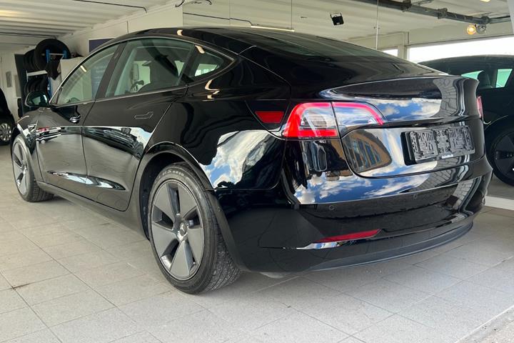 Sort Tesla Model 3 fra 2021