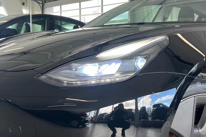 Sort Tesla Model 3 fra 2021