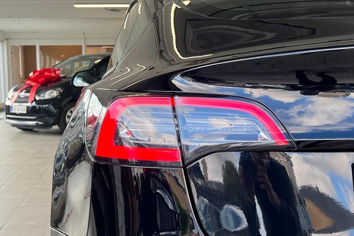 Sort Tesla Model 3 fra 2021