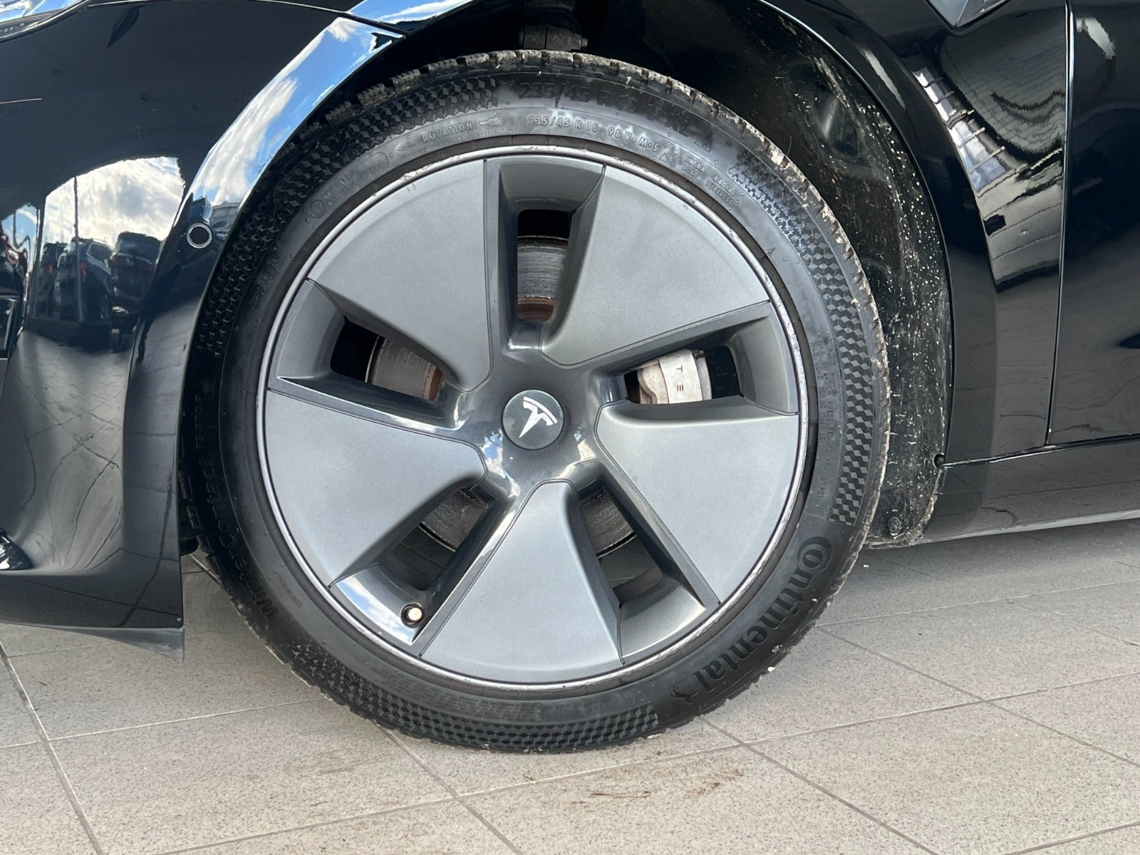 Sort Tesla Model 3 fra 2021