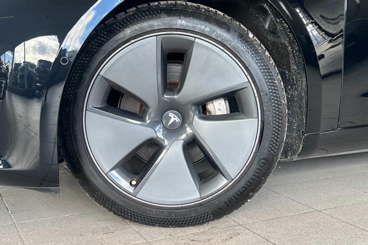 Sort Tesla Model 3 fra 2021