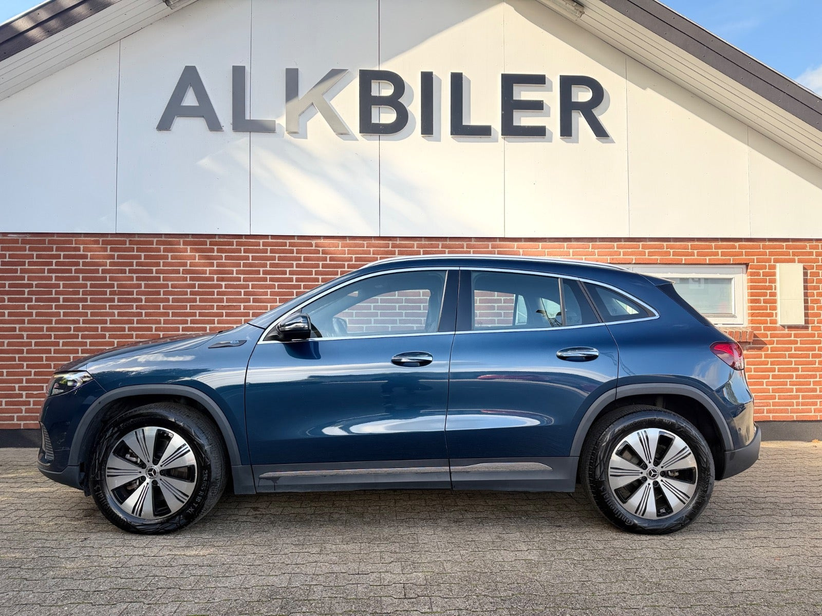 Blå Mercedes EQA250 fra 2021