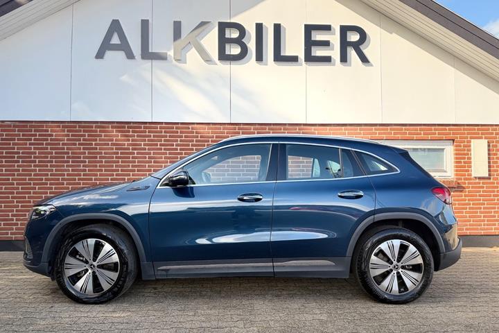 Blå Mercedes EQA250 fra 2021