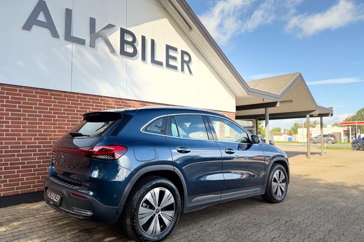 Blå Mercedes EQA250 fra 2021