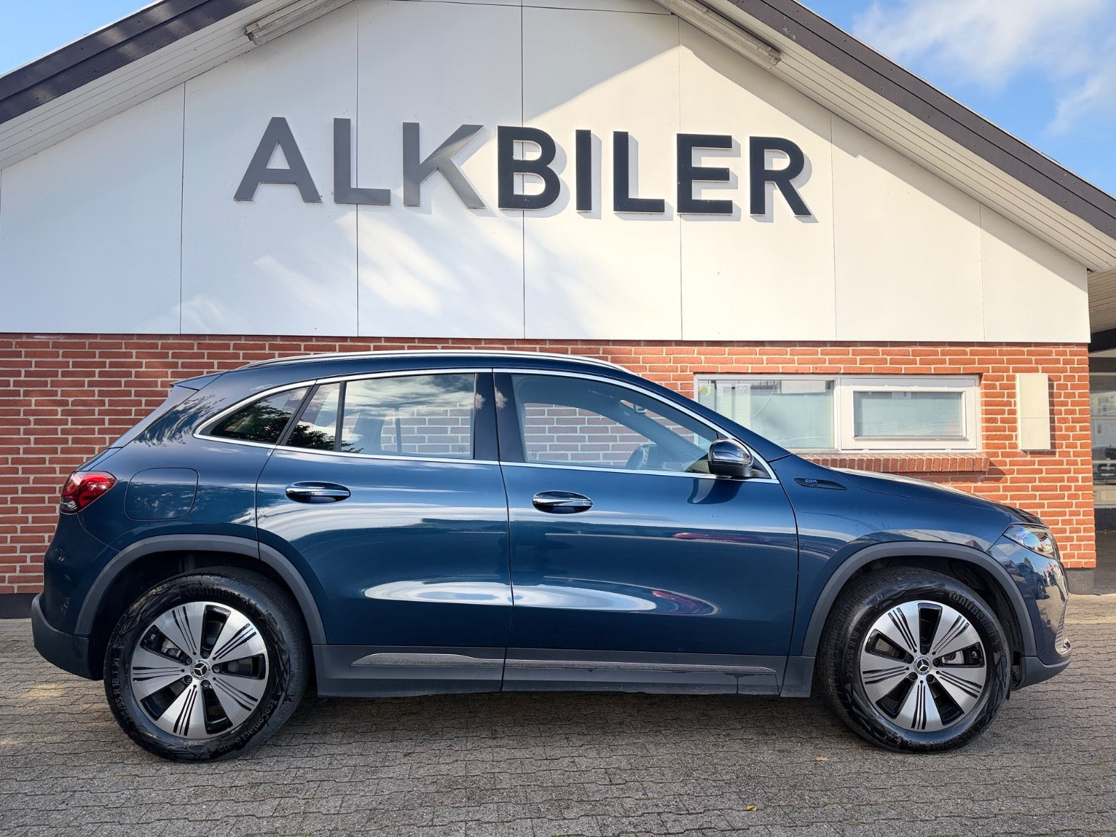 Blå Mercedes EQA250 fra 2021