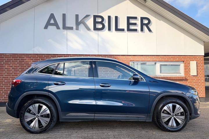 Blå Mercedes EQA250 fra 2021