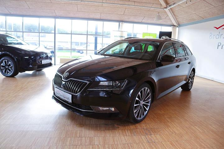 Sort Skoda Superb fra 2019