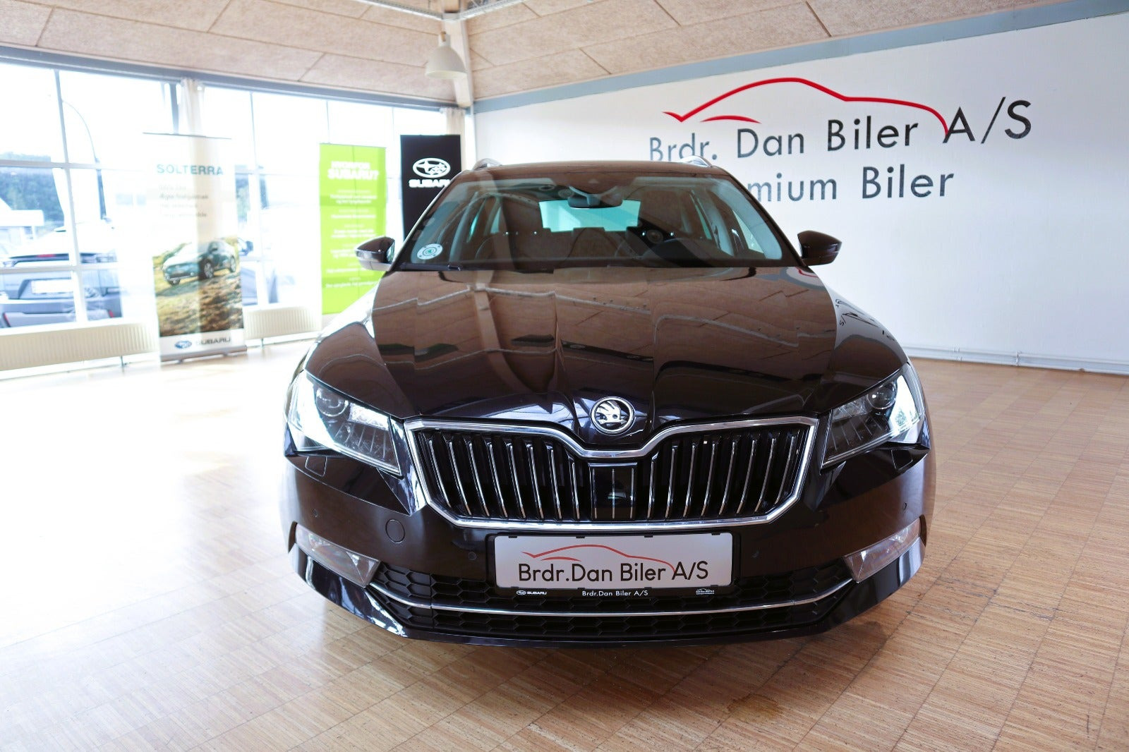Sort Skoda Superb fra 2019
