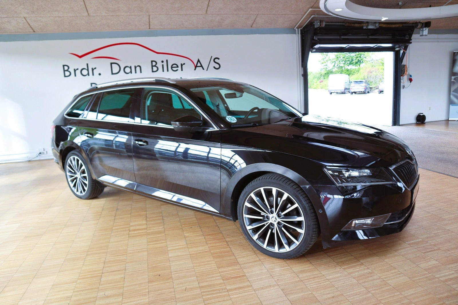 Sort Skoda Superb fra 2019