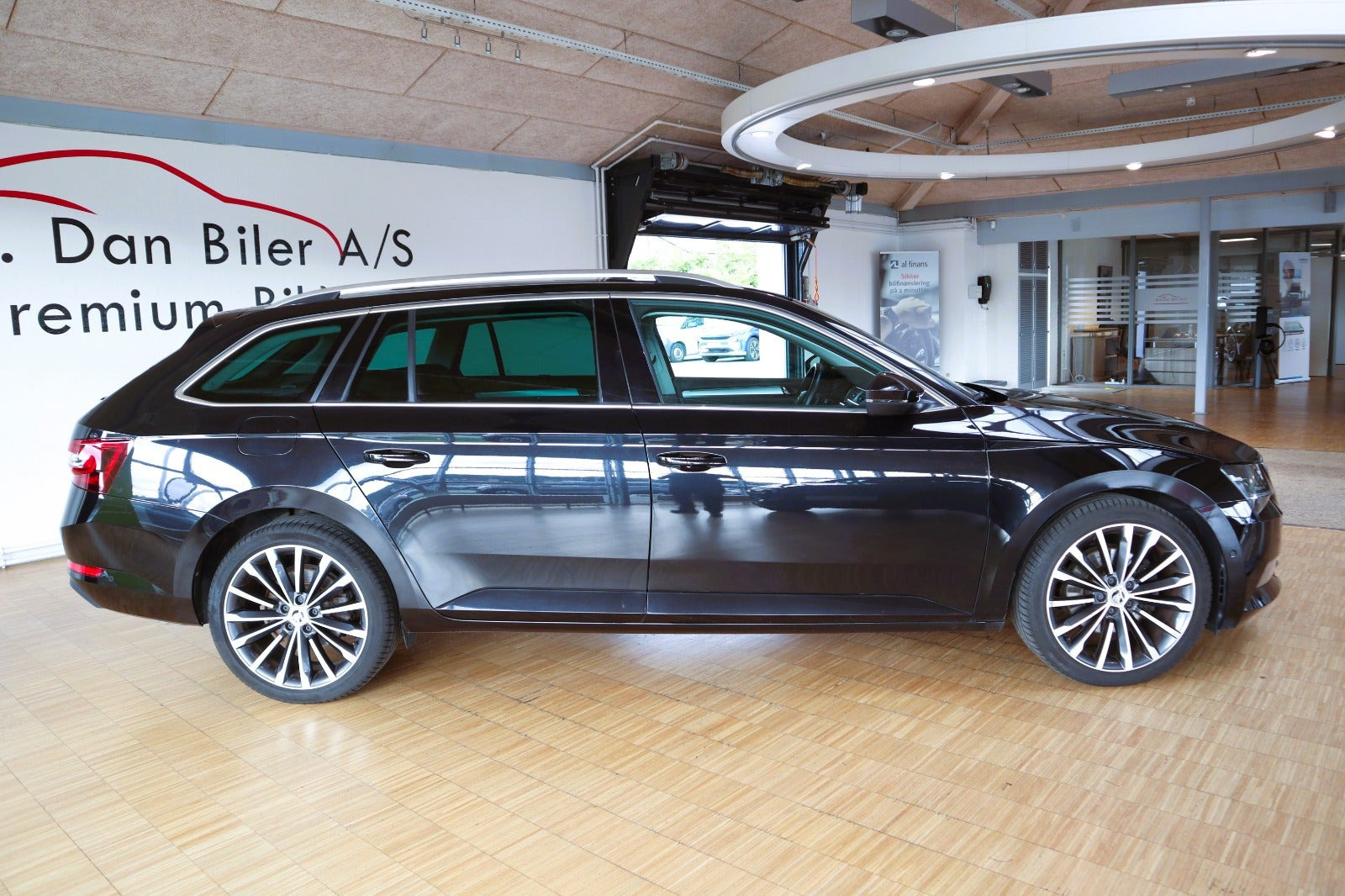 Sort Skoda Superb fra 2019
