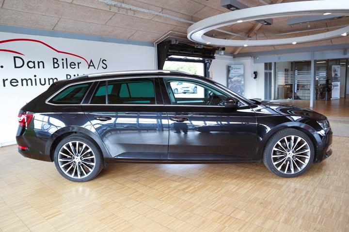 Sort Skoda Superb fra 2019