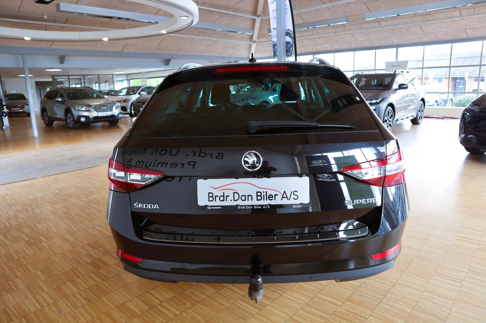 Sort Skoda Superb fra 2019