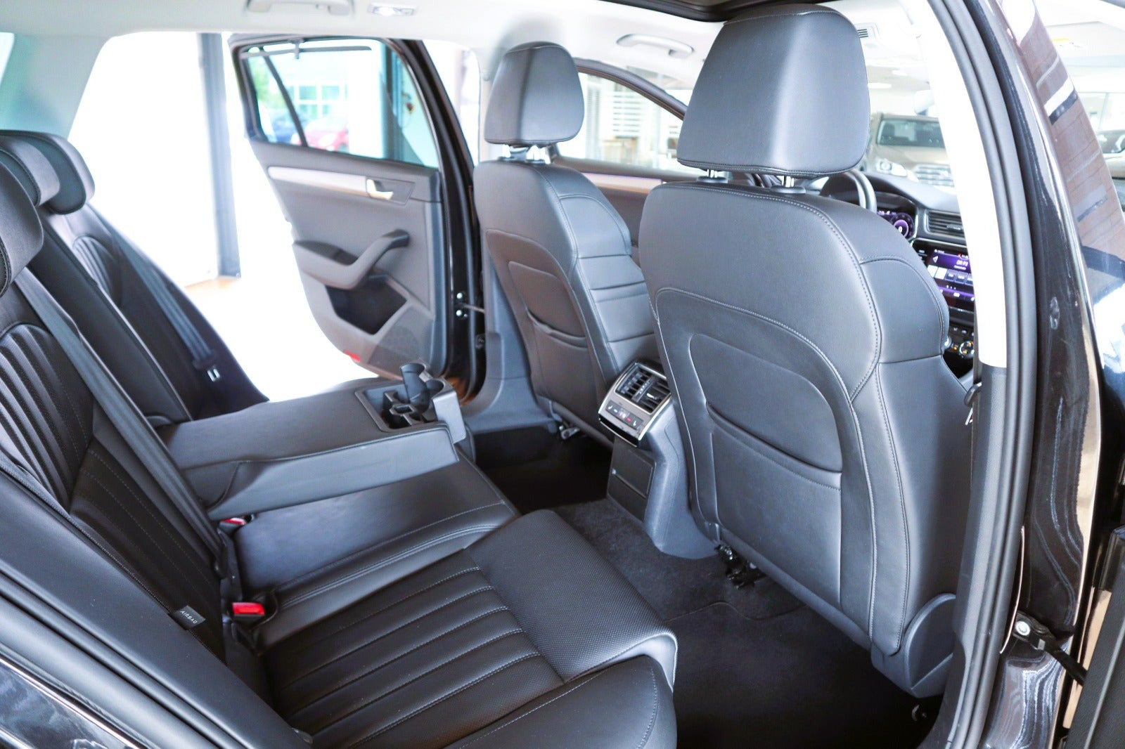 Sort Skoda Superb fra 2019