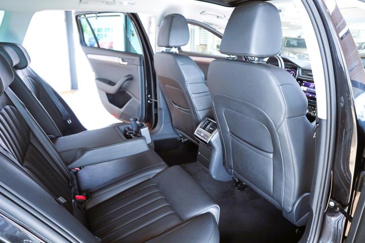 Sort Skoda Superb fra 2019