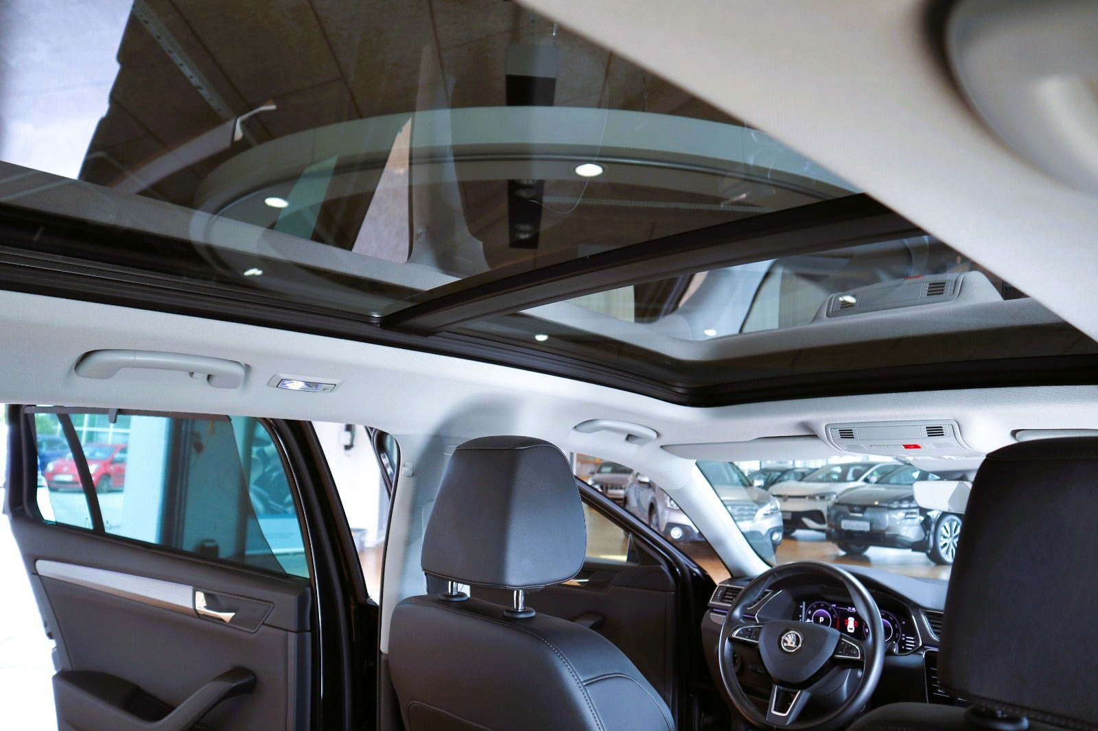 Sort Skoda Superb fra 2019