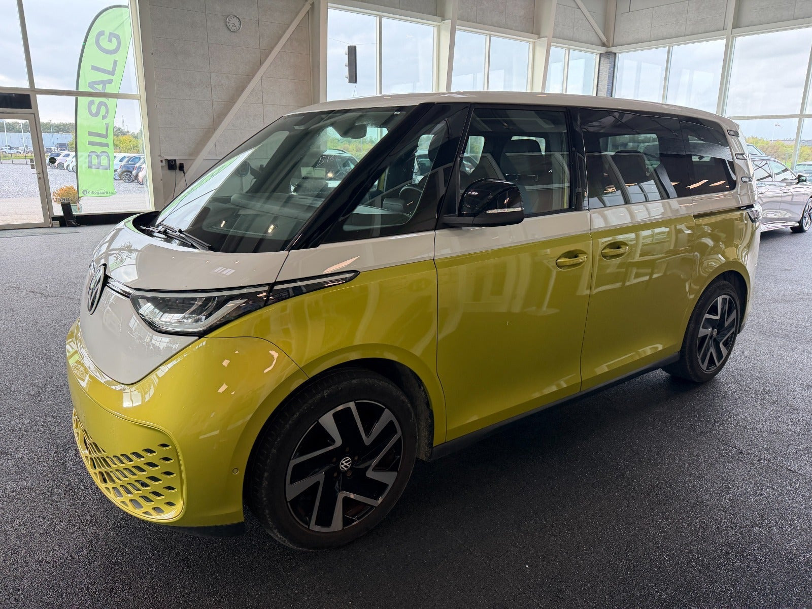 Gul VW ID.Buzz fra 2024