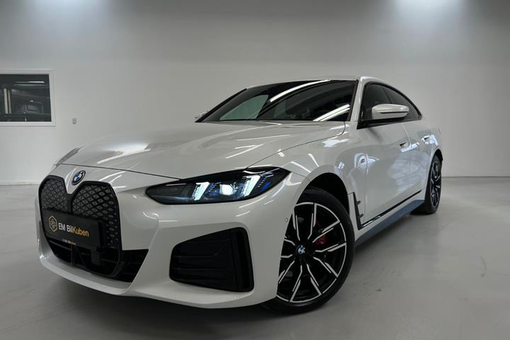 Rød BMW i4 fra 2025