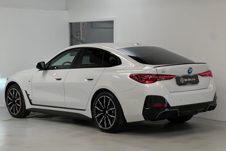 Rød BMW i4 fra 2025