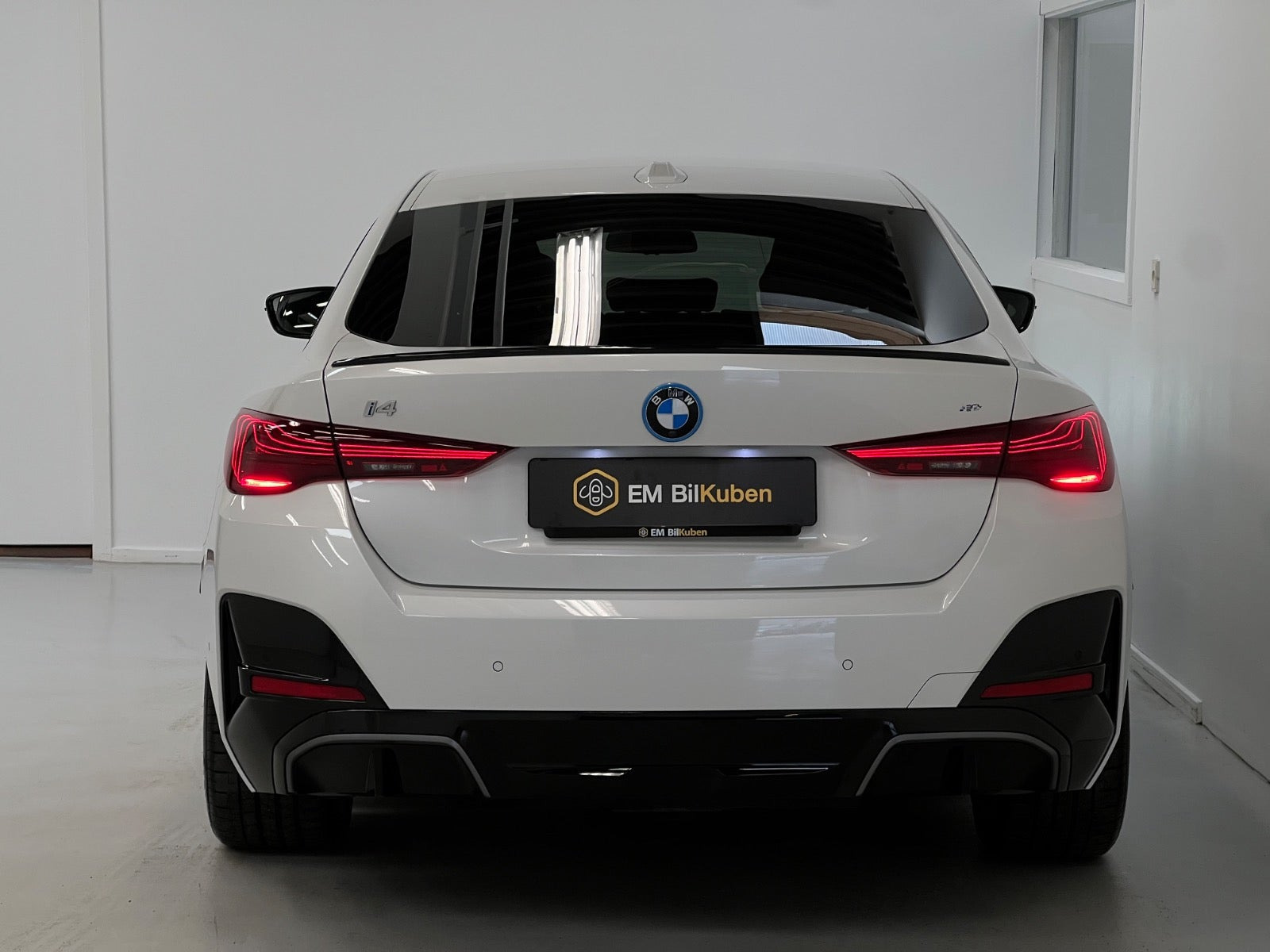 Rød BMW i4 fra 2025