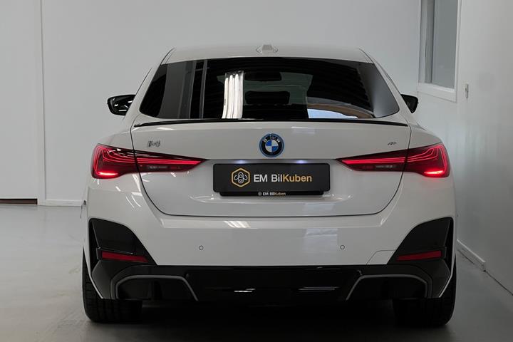 Rød BMW i4 fra 2025