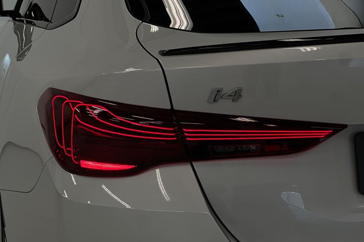 Rød BMW i4 fra 2025