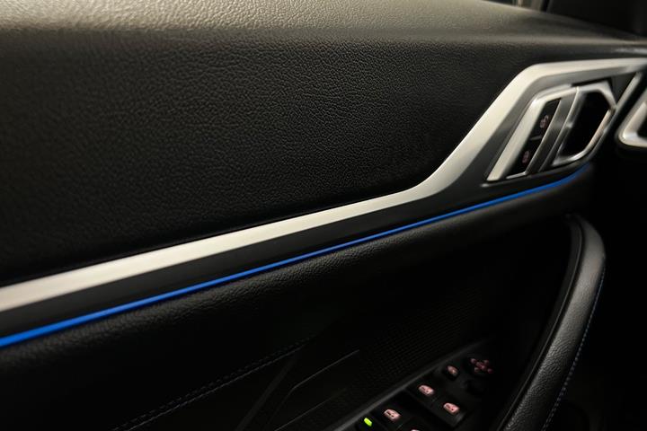 Rød BMW i4 fra 2025
