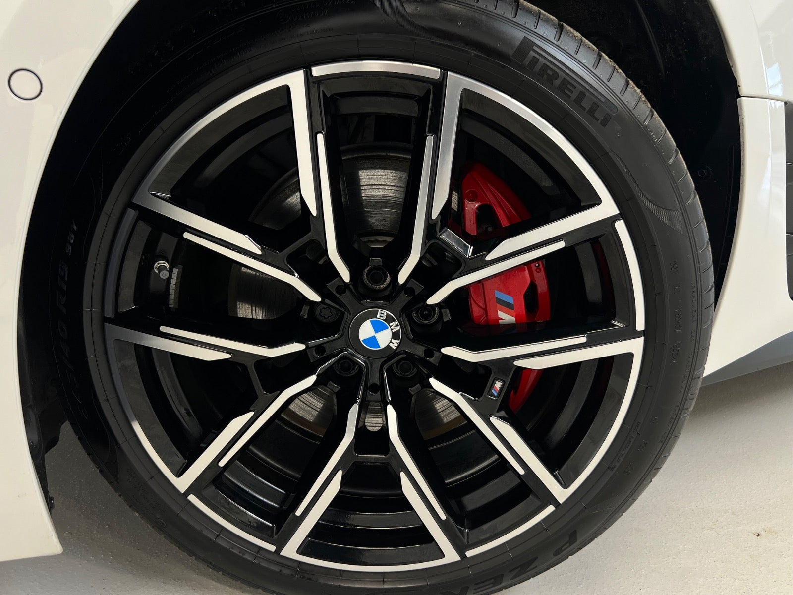 Rød BMW i4 fra 2025