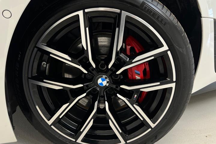 Rød BMW i4 fra 2025