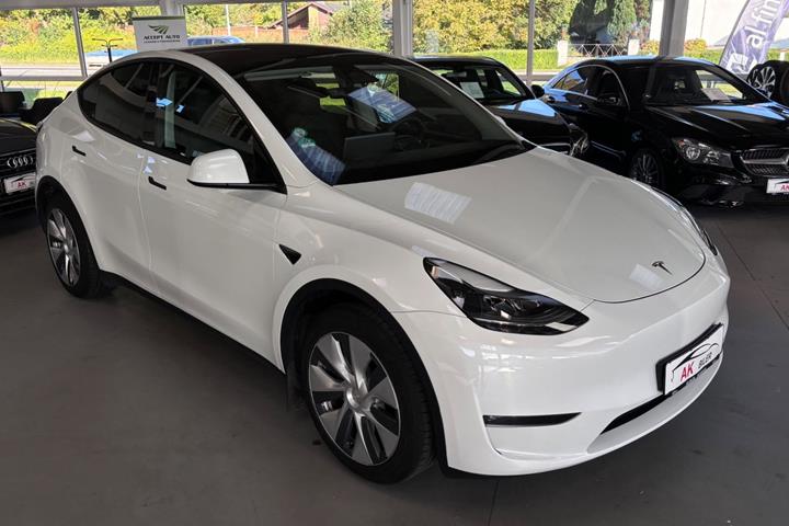 Hvid Tesla Model Y fra 2023