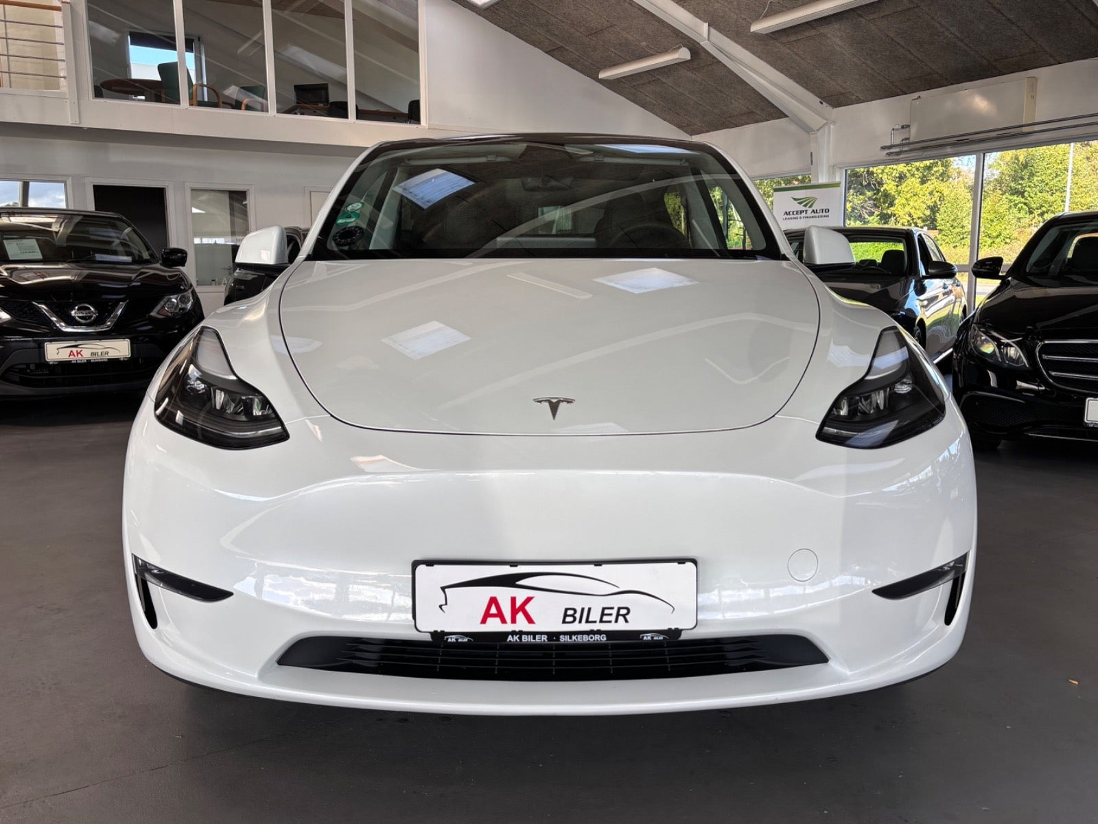 Hvid Tesla Model Y fra 2023