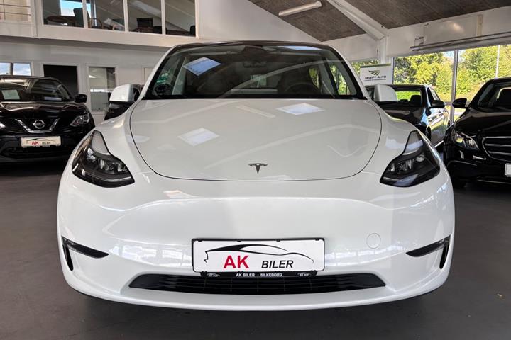Hvid Tesla Model Y fra 2023