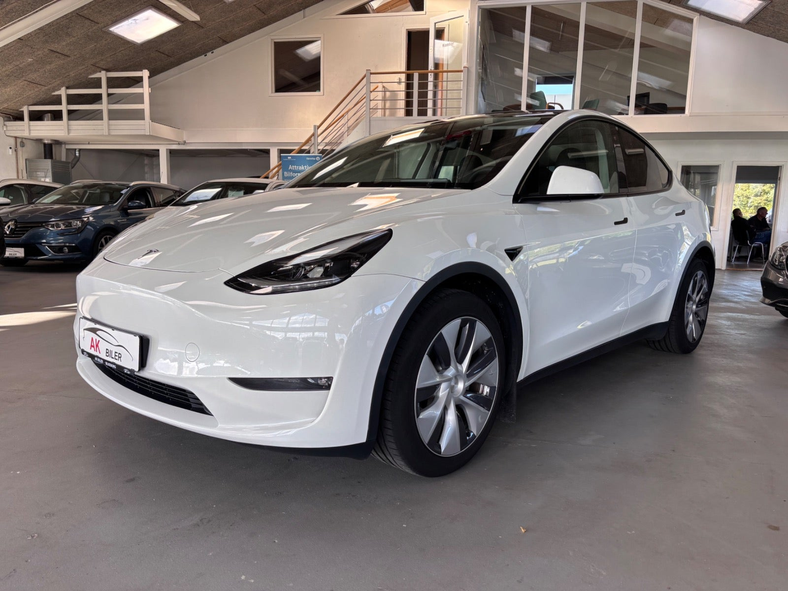 Hvid Tesla Model Y fra 2023