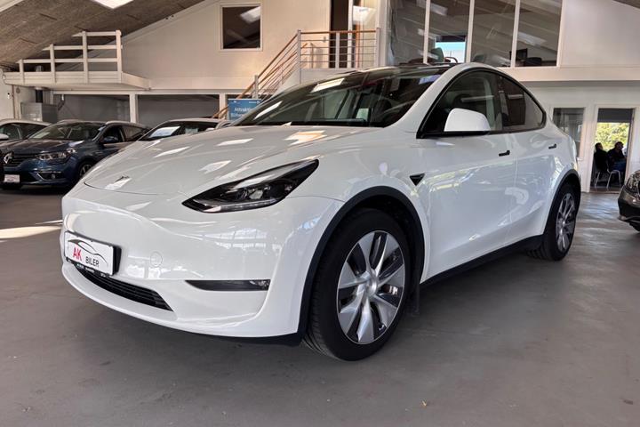 Hvid Tesla Model Y fra 2023