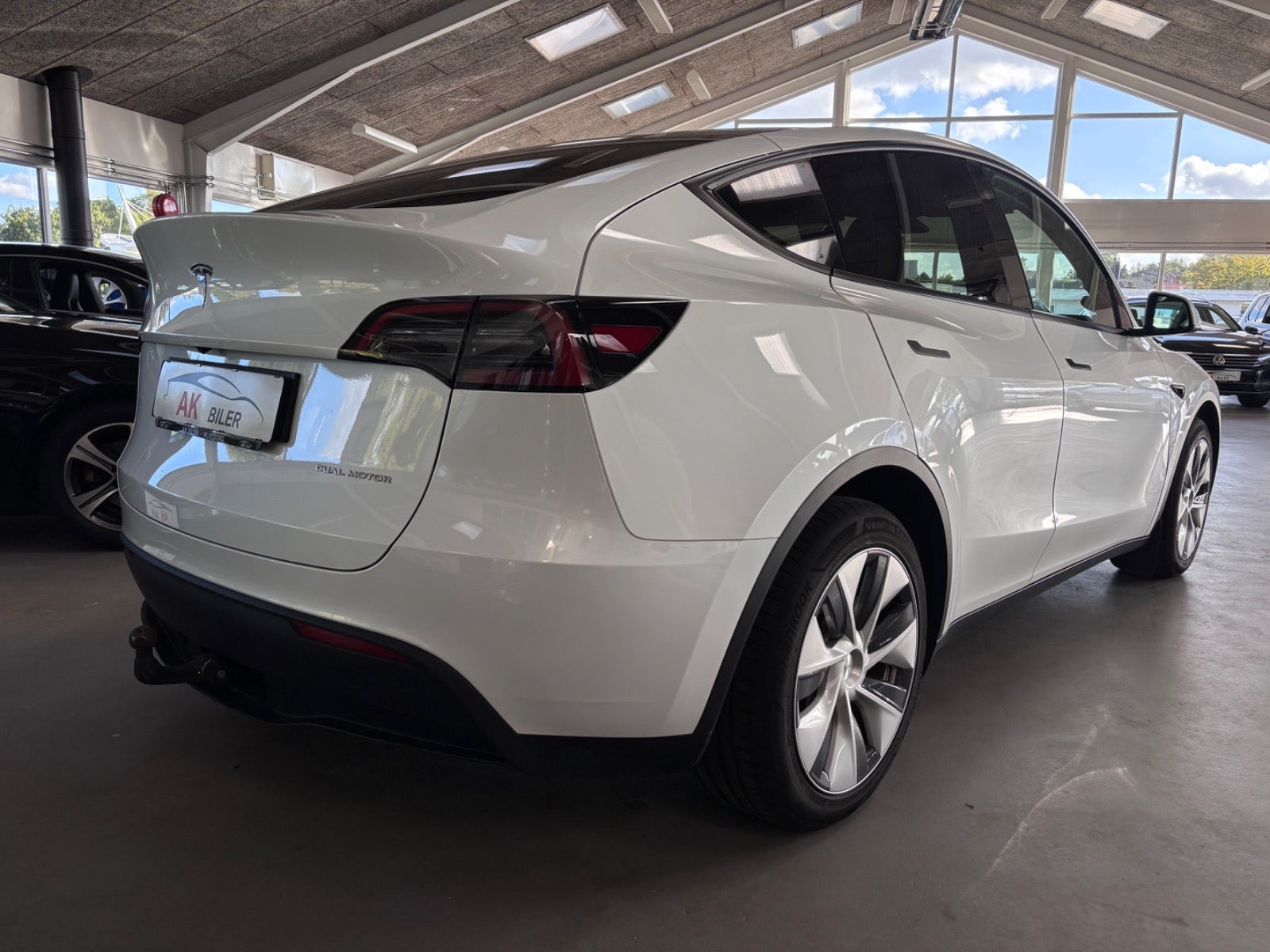 Hvid Tesla Model Y fra 2023