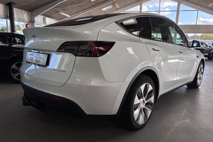 Hvid Tesla Model Y fra 2023