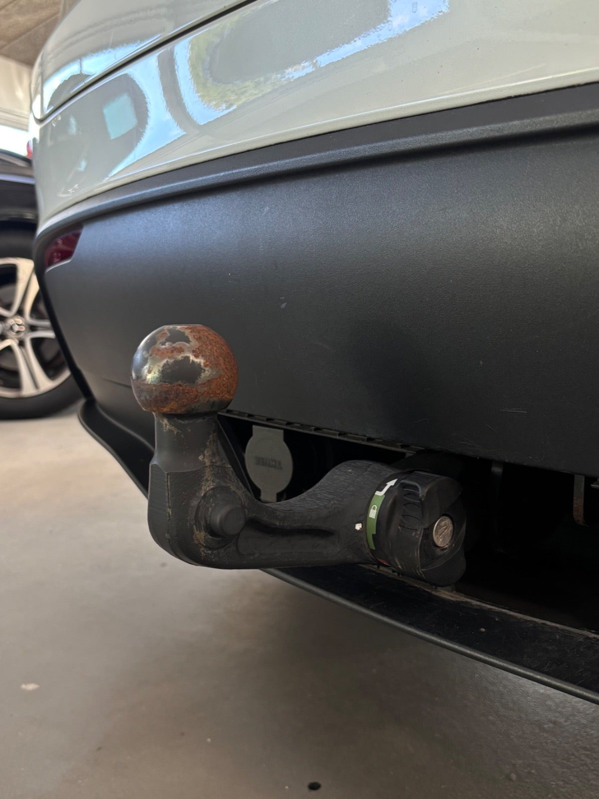 Hvid Tesla Model Y fra 2023
