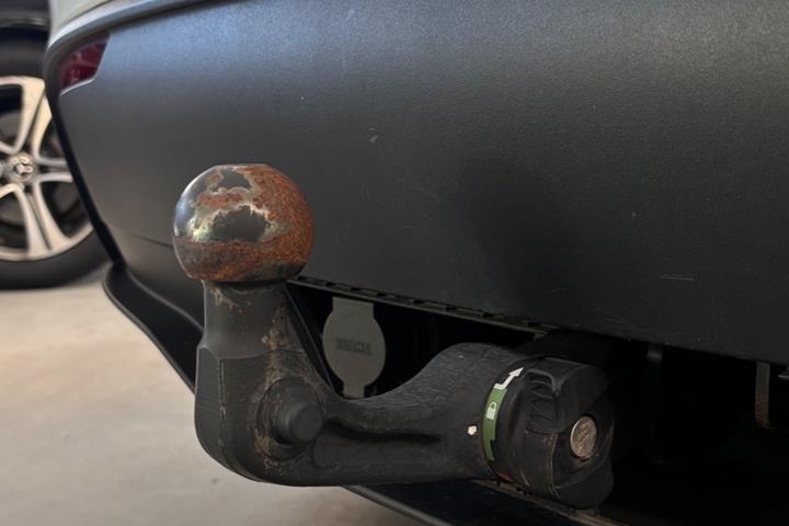 Hvid Tesla Model Y fra 2023