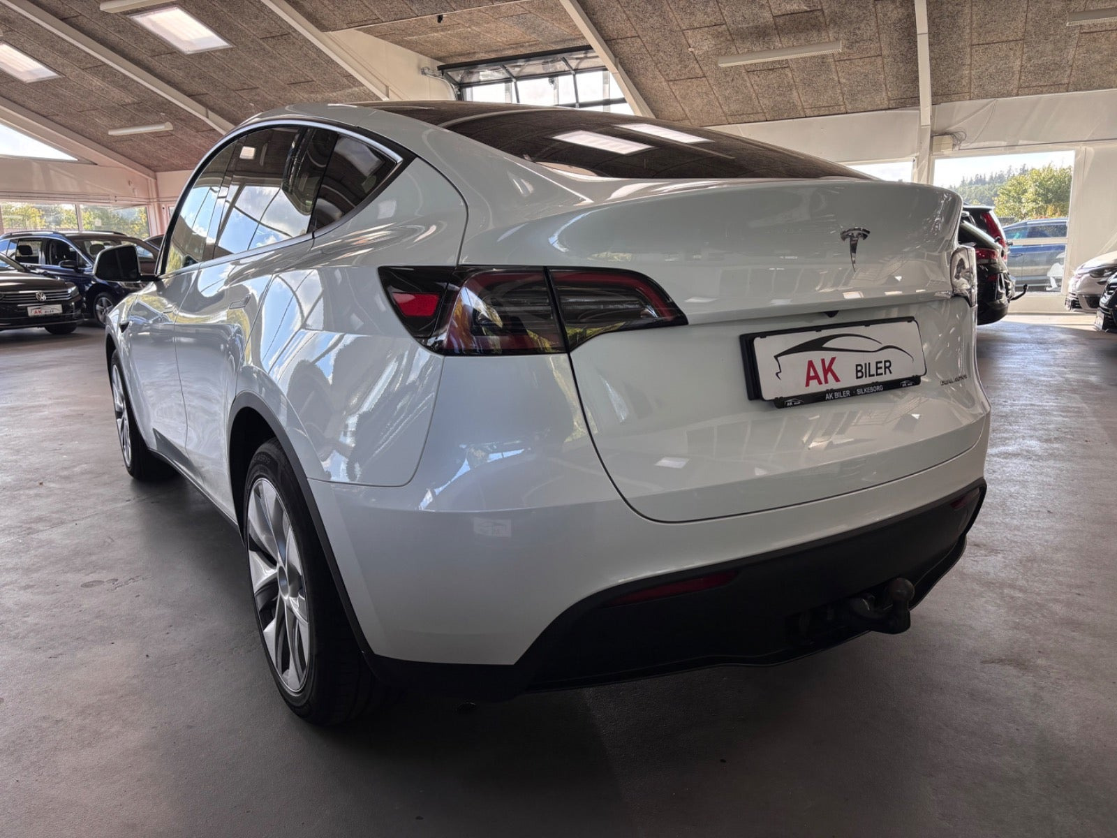 Hvid Tesla Model Y fra 2023