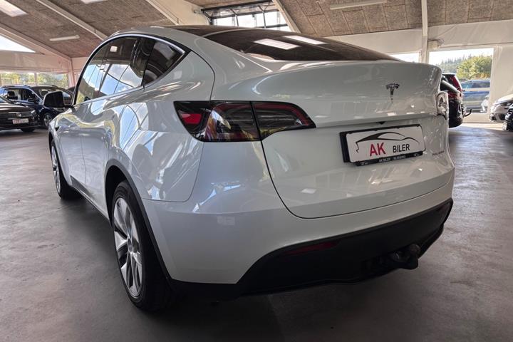 Hvid Tesla Model Y fra 2023