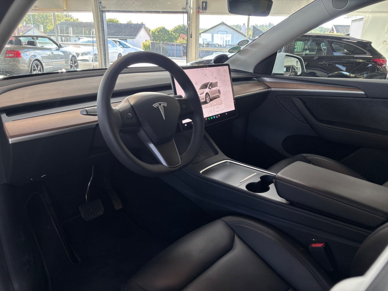 Hvid Tesla Model Y fra 2023