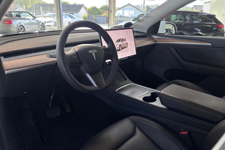 Hvid Tesla Model Y fra 2023