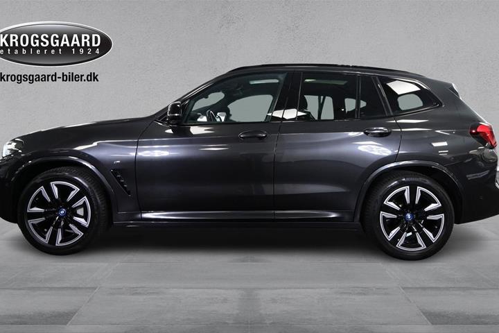 Grå BMW iX3 fra 2023