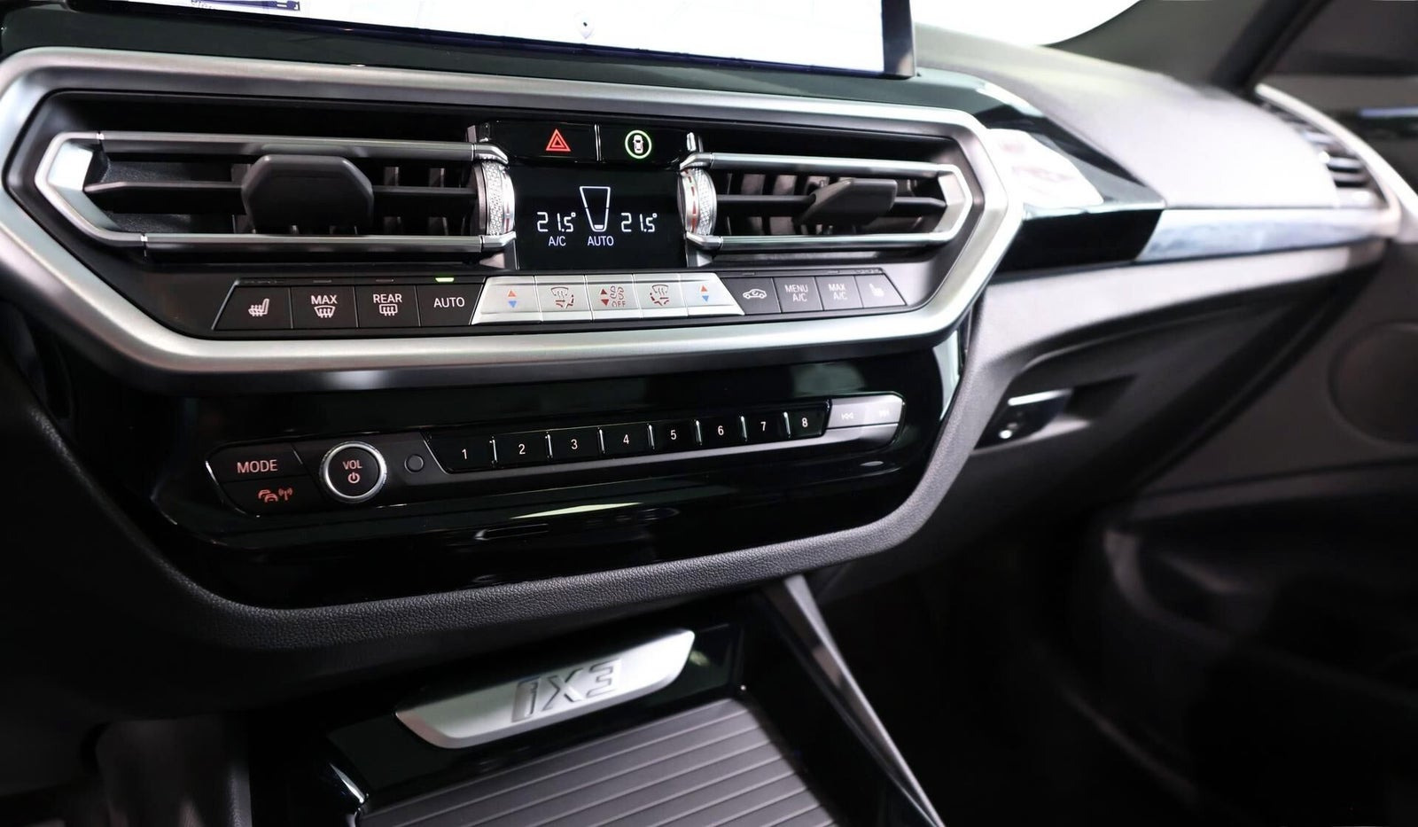 Grå BMW iX3 fra 2023