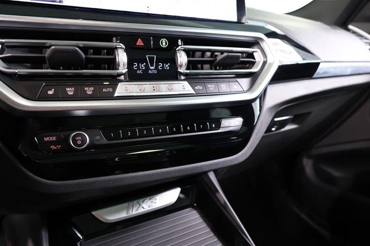 Grå BMW iX3 fra 2023
