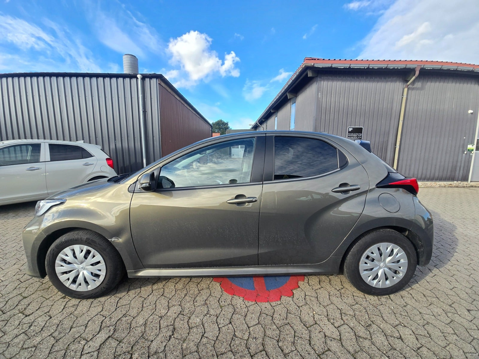 Bronze Toyota Yaris fra 2021