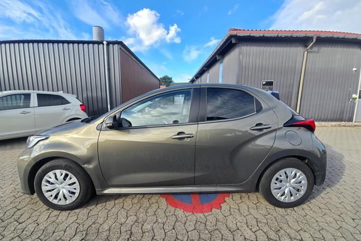 Bronze Toyota Yaris fra 2021