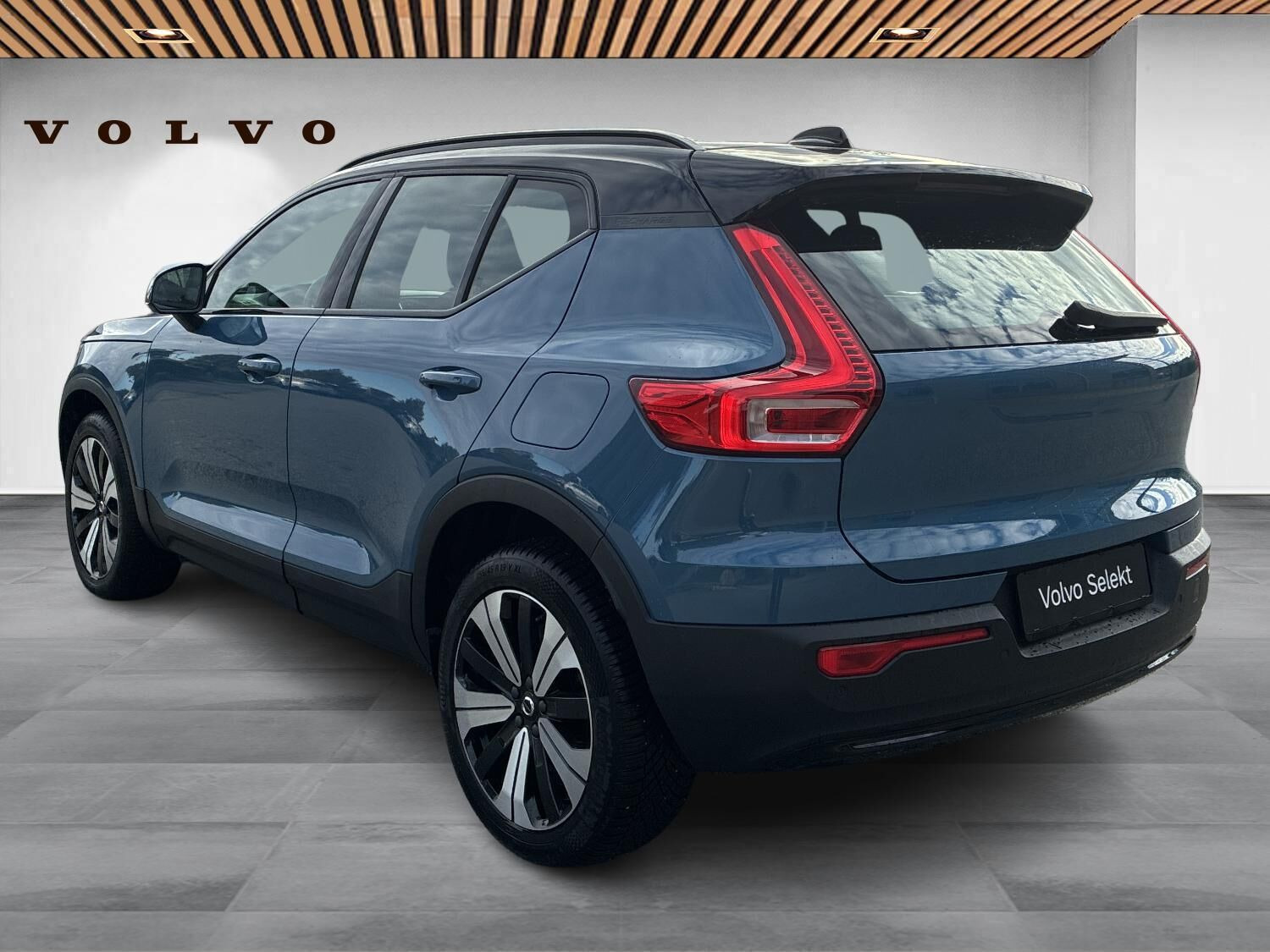 Blå Volvo XC40 fra 2023