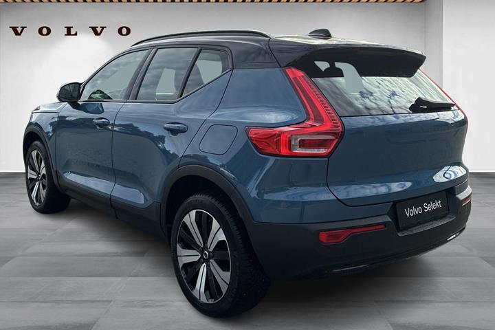 Blå Volvo XC40 fra 2023