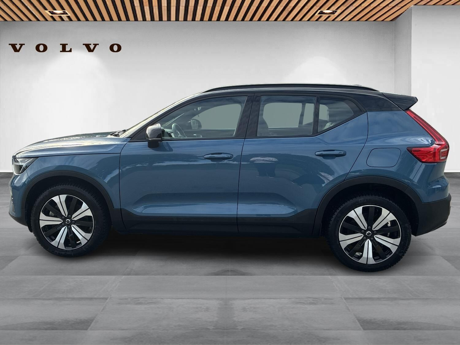 Blå Volvo XC40 fra 2023